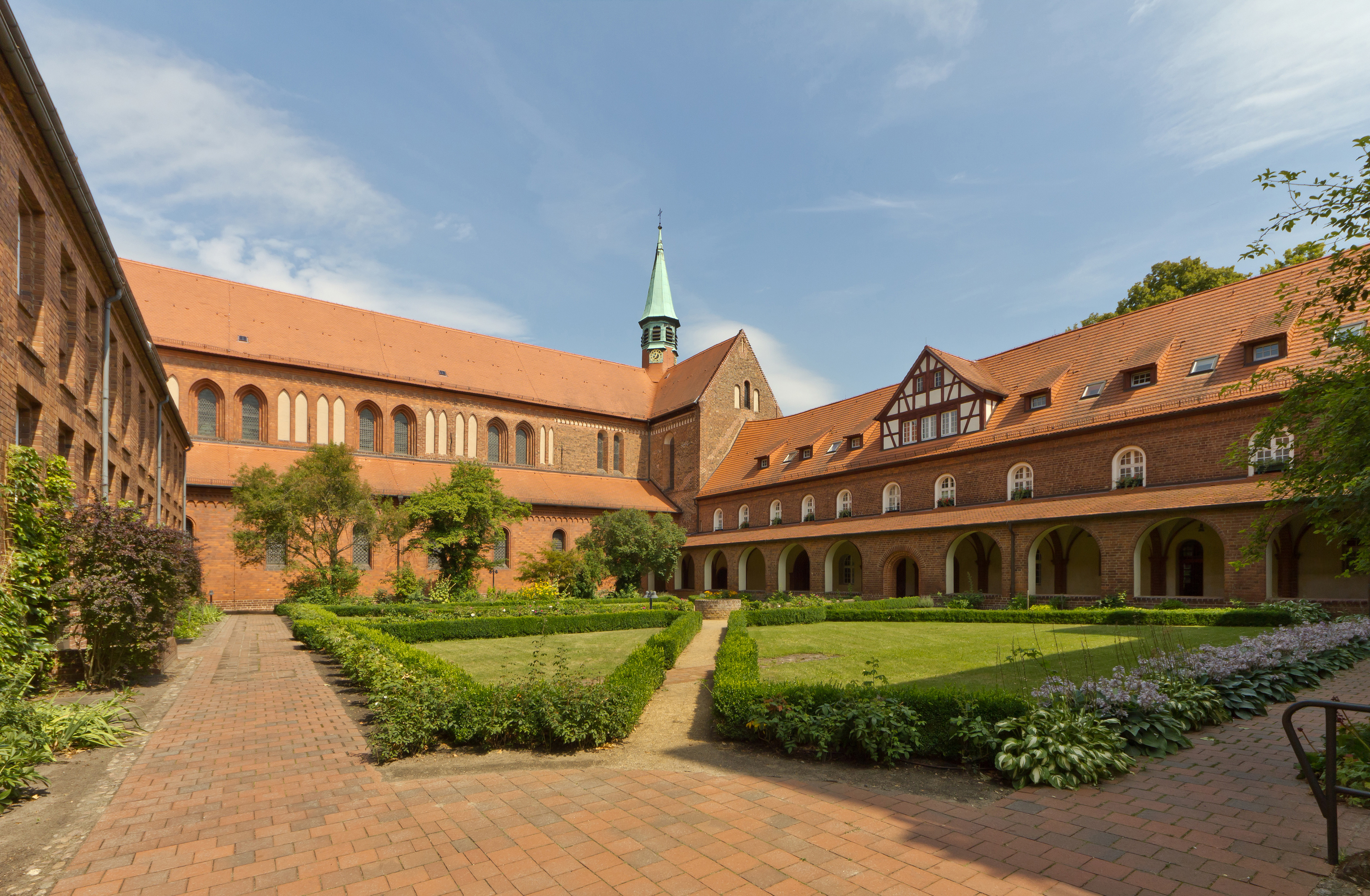 Cloister garden courtyard and St. Marien church (rear) of the Kloster Lehnin (Lehnin abbey, a German Brick Gothic era monastery near Brandenburg/Havel, in Landkreis Potsdam-Mittelmark, Brandenburg).<br>
        <span class=%22copy%22>
            © A.Savin [CC-BY-SA-3.0-2.5-2.0-1.0], <a href=%22http://commons.wikimedia.org/wiki/File%3APM08-13_img02_Kloster_Lehnin.jpg%22 target=%22_blank%22>via Wikimedia Commons</a>
        </span>
        